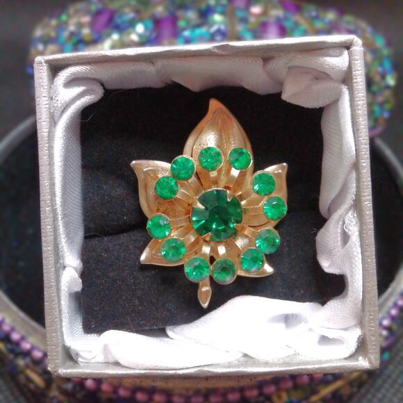 Vintage Emerald Green Brooch Mini Flower Pin Rhinestone Gold Tone Cut Out Leaf - Picture 4 of 12
